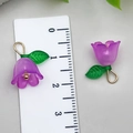 Zwei lila Acryl-Tulpenanhänger mit grünen Blättern und Goldringen für DIY-Schmuck - Violett Maiglöckchen Mit Grünem Blatt (22368)