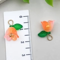 Farbverlauf orange Acryl Blumenanhänger mit grünem Blatt und Goldhaken für Schmuck - Orange-Rosa Maiglöckchen Mit Grünem Blatt (22370)