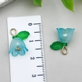 Maiglöckchen-Anhänger in Hellblau mit grünen Blättern und goldener Metallschleife für DIY - Seeblau Maiglöckchen Mit Grünem Blatt (22371)
