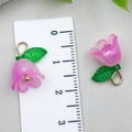 Maiglöckchen-Anhänger aus Harz in Pink mit grünem Blatt und Goldring für DIY-Schmuck - Dunkelviolett Maiglöckchen Mit Grünem Blatt (22375)