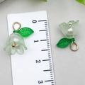 Bunter Maiglöckchen-Anhänger mit grünem Blatt und goldenem Ring für DIY-Schmuck 1,5cm - Grün Maiglöckchen Mit Grünem Blatt (22377)