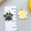 Colgante de huella negra brillante con baño de oro y reverso con textura metálica - Huella de Animal KC Dorada con Brillo Negro (23321)