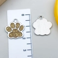 Colgantes de huella de gato en aleación plateada con brillo dorado y textura cepillada - Huella de Animal K Blanca con Brillo Amarillo (23329)