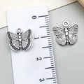 Détail du pendentif papillon en argent vintage avec mesure de taille sur une règle - Style Papillon Argent Antique (10049)
