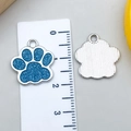 Colgante de huella con purpurina azul en aleación con base de plata y escala de 2 cm - Huella de Animal K Blanca con Brillo Azul Cielo (23331)