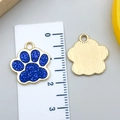 Colgante huella de perro con purpurina azul oscuro y baño de oro para joyería DIY - Huella de Animal KC Dorada con Brillo Azul (23323)