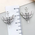 Détail macro d'un pendentif gothique vintage avec papillon et épée et règle de mesure - Style Épée Crâne Papillon (18721)