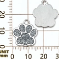 Colgante de huella de perro en metal plateado con purpurina gris para joyas DIY - Huella de Animal K Blanca con Brillo Blanco (23332)
