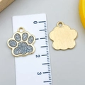 Colgantes de huella de pata con purpurina y bordes dorados para pulseras DIY - Huella de Animal KC Dorada con Brillo Blanco (23324)