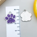 Colgante huella de gato con purpurina violeta, reverso plata y escala de 2cm - Huella de Animal K Blanca con Brillo Púrpura (23335)