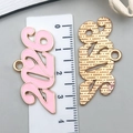 Pendentif année 2026 émail rose avec bordure dorée pour bracelets et colliers - Grand KC Or Rose 2026