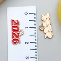 Pendentif chiffre 2026 émaillé rouge en or KC avec guide de mesure pour bijoux DIY - KC Or Rouge 2026