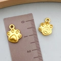 Pendentif patte de chat doré aux motifs cœur et pièce pour création de bijoux DIY - Patte de Chat de Chance avec Pièce