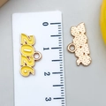 Pendentifs 2026 en alliage doré avec émail jaune et vue de mesure de la taille - KC Or Jaune 2026