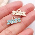 Vue macro de breloques numéro 2028 en alliage avec émail bleu clair pour bijoux DIY - Bleu Lac 2028