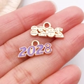 Détail macro du pendentif 2028 en métal doré et émail violet pour bijoux DIY - Violet 2028