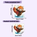 Adesivo murale panda rosso luminoso con dimensioni finali 18x18cm e layout di 20x20cm - Stile Panda Rosso Che Gioca Con l'Acqua (HYG0064)