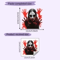 Dettaglio adesivo Halloween con mano insanguinata e confronto dimensioni del prodotto - Stile Ragazza Horror Spaventosa (HY-KG183)