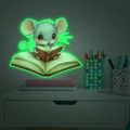 Leuchtender Cartoon-Maus-Wandaufkleber auf Buch, im dunklen Arbeitszimmer glühend - 20*24CM / Grün