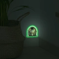 Adesivo da parete luminoso con un topo dei cartoni animati in una porta di pietra - Luce Verde (12*12cm)