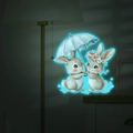 Adesivo murale luminoso con coniglietti sotto l'ombrello in una stanza buia - Luce Blu (30*30cm)