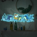 Stickers muraux dauphins bleus luminescents brillant sur carrelage de salle de bain sombre - Style Standard / Bleu