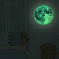 Leuchtender Mond Wandaufkleber mit grüner Textur in dunkler Schlafzimmerszene - Grün / 30cm
