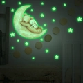 Adesivo murale luminoso con orso e coniglio che dormono sulla luna con stelle brillanti - Luce Verde