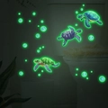 Adesivi murali tartarughe marine fluorescenti con effetto luminoso in un bagno al buio - Stile Luce Verde (MG-YM048)