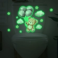 Pegatinas luminiscentes para inodoro con osito y estrellas en un baño oscuro - 20x30cm / Verde