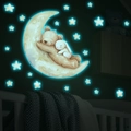 Adesivo murale fosforescente con orsetto e coniglietto sulla luna per camera dei bambini - Luce Blu