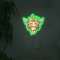 Close-up van een lichtgevende bosfee muursticker die in een donkere kamer straalt - 13*13cm / Groen