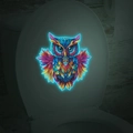 Lichtgevende kleurrijke uilensticker met cyaan neonlicht in een donkere badkamer - Blauw