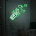 Pegatina de pared luminosa con mariposas verdes volando de una botella de cristal - 30x20cm / Verde