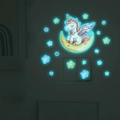 Leuchtende Wandaufkleber mit Einhorn und Sternen, die im Dunkeln am Lichtschalter glühen - Blaues Leuchten (MG-YK042)