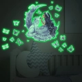 Dettaglio degli adesivi murali luminosi con ragazza sulla luna e lupo al buio totale - Luce Verde (MG-YP028)