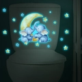 Leuchtende Wandsticker mit Cartoon-Elefanten auf einem Mond und kleinen Sternen - Blau