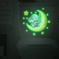 Adesivi fluorescenti da parete con elefantino su luna e stelle per bagno e cameretta - Luce Verde (MG-YM023) / Grande
