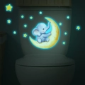Adesivi murali luminosi con elefante sulla luna e stelle in un ambiente bagno scuro - Luce Blu (MG-YM023) / Grande