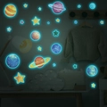 Adesivi murali spaziali luminosi con pianeti e stelle che brillano nel buio della stanza - 30x20cm / Blu