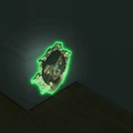 Adesivo da parete fluorescente con topo realistico che spunta da un foro rotto in 3D - 12*12cm / Verde