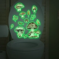 Leuchtende Pilz- und Blätter Wandaufkleber Set auf einem Badezimmer Toilettendeckel - Grün
