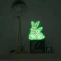 Adesivo murale luminoso con due conigli che si coccolano e brillano di verde al buio - 13*15cm / Verde