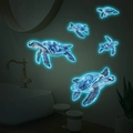 Adesivi da muro tartarughe luminose con effetto fluorescente blu in un bagno buio - 30x30cm / Luce Blu (MG-YP064)