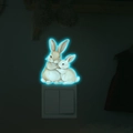 Adesivo murale luminoso con teneri coniglietti ed effetto fluorescente blu notte - 13*15cm / Blu