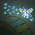 Stickers muraux lumineux licornes et papillons brillant dans une chambre d'enfant sombre - 30x40cm / Lumineux Bleu