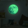 Sticker mural lune lumineuse montrant les cratères brillants dans une chambre sombre - Vert / 30*30cm