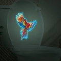 Leuchtender bunter fliegender Ara-Papagei-Aufkleber auf weißem Toilettendeckel im Dunkeln - 24*24cm / Blau