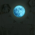 Sticker mural lune bleue lumineuse avec cratères réalistes brillant dans le noir - Bleu / 30*30cm