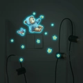 Adesivi murali luminosi con orsetto dei cartoni, farfalle e stelle fluorescenti nel buio - Luce Blu (MG-YK022) / 17x17cm